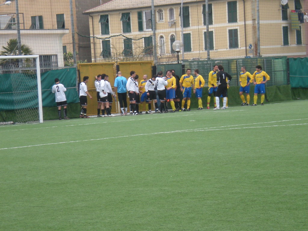 le squadre entrano in campo